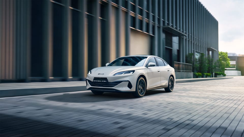 BYD Seal U DM-i in driving along lakeside road