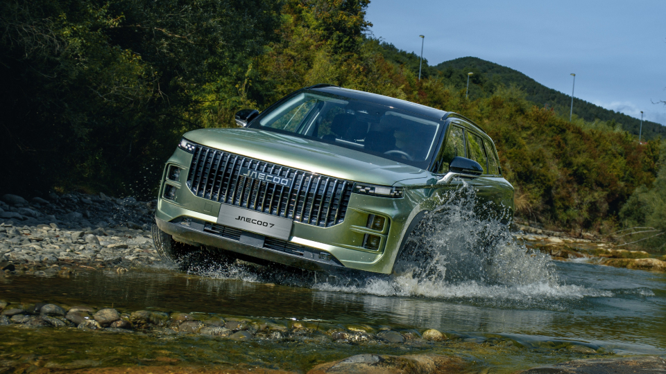 JAECOO 7 driving in shallow water