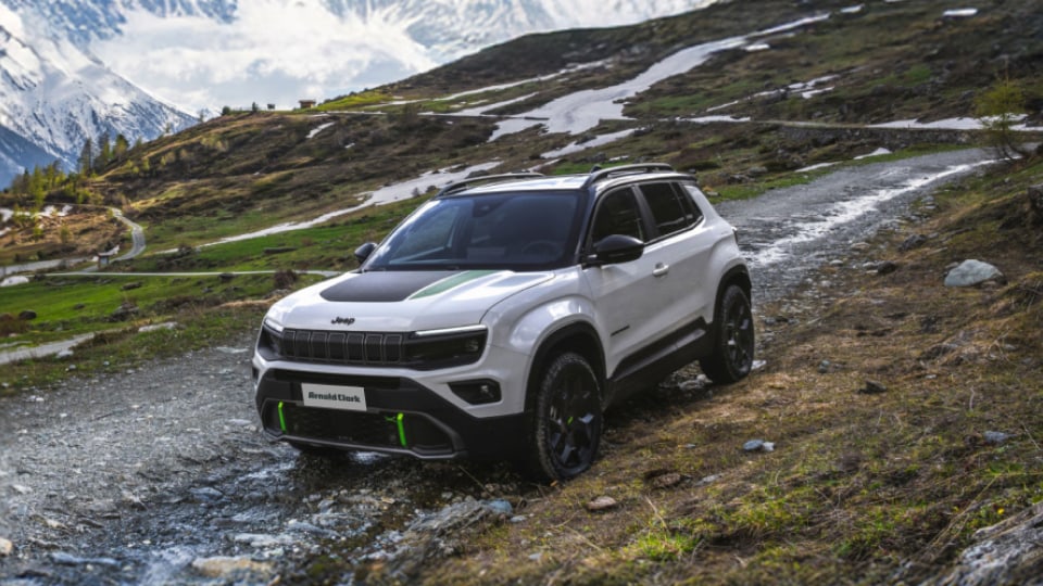 Front angled view of Jeep Avenger 4XE